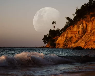 O papel da lua nas marés oceânicas.